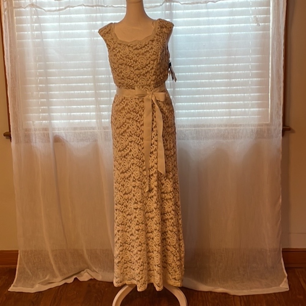 R&M Richard’s NWT Full Length Lace Dress lined with Ribbon Tie, Size 6 Petite